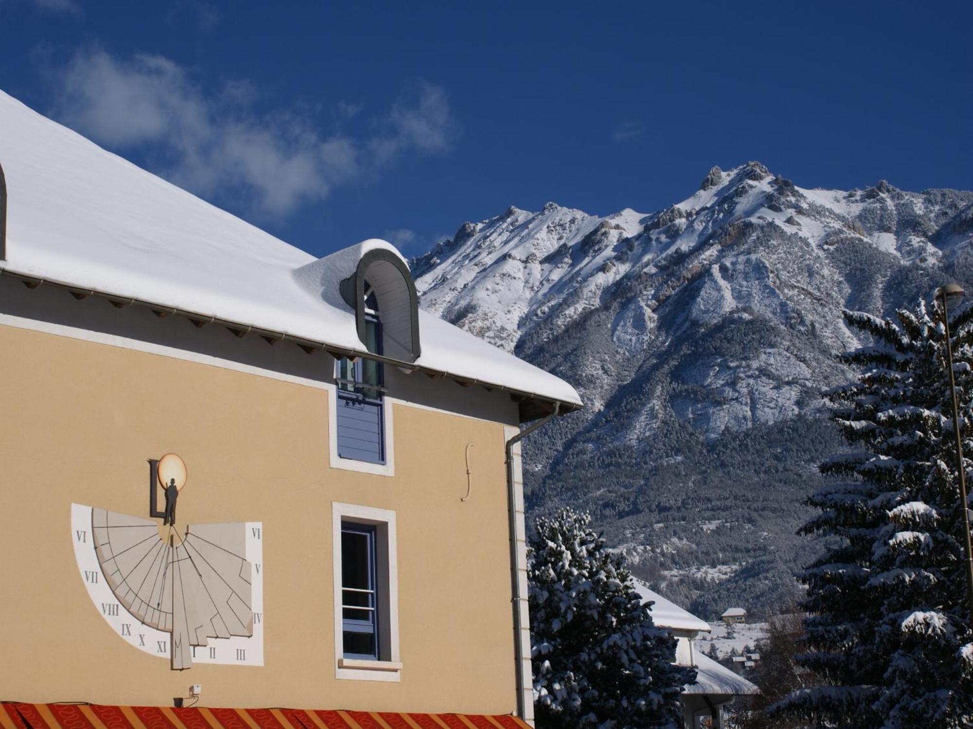 Hotel De La Gare Eygliers Екстериор снимка